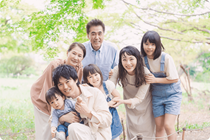 3世代が集まった温かい家族写真